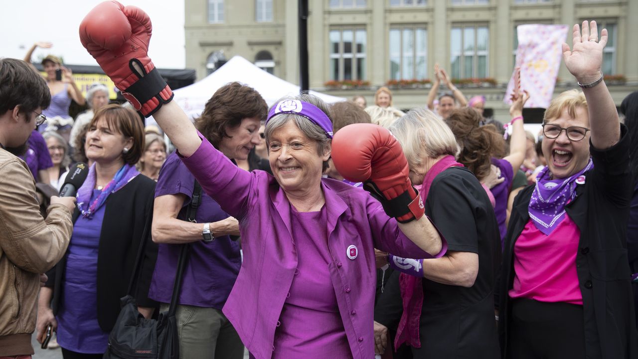 Margrit Kiener-Nellen (centre) lors de la grève des femmes, le 14 juin 2019 à Berne. [Peter Klaunzer - Keystone]