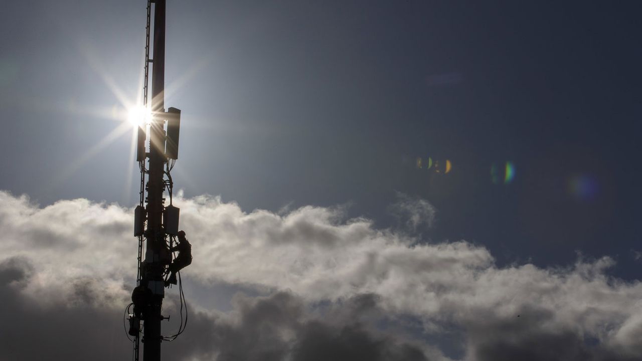 Des techniciens de l'entreprise Axians cablent des antennes 5G de communication pour la telephonie mobile sur un mat ayant aussi des antennes 4G situe au stade de Balexert, ce mercredi 12 fevrier 2020 a Geneve. [Salvatore Di Nolfi - KEYSTONE]