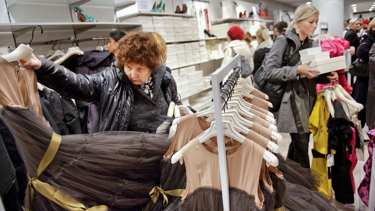 La Fast Fashion a engendré l'accélération de la consommation et l'accélération du renouvellement des collections vestimentaires. [AP Photo/Jessica Gow - Keystone]