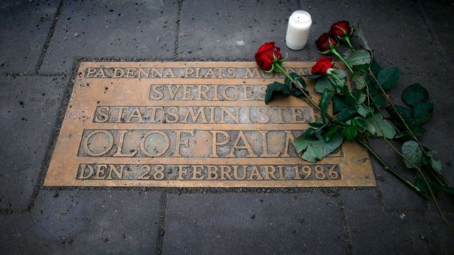 Une plaque commémorative se trouve à l'endroit où le Premier ministre suédois Olof Palme a été assassiné, à Stockholm. [Bob Strong - Reuters]