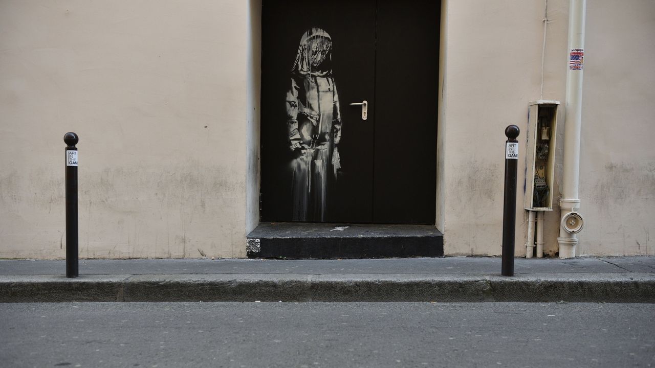 L'oeuvre attribuée à l'artiste Banksy, représentant une jeune fille triste, avait été volée en 2019. [Julien de Rosa - EPA/Keystone]