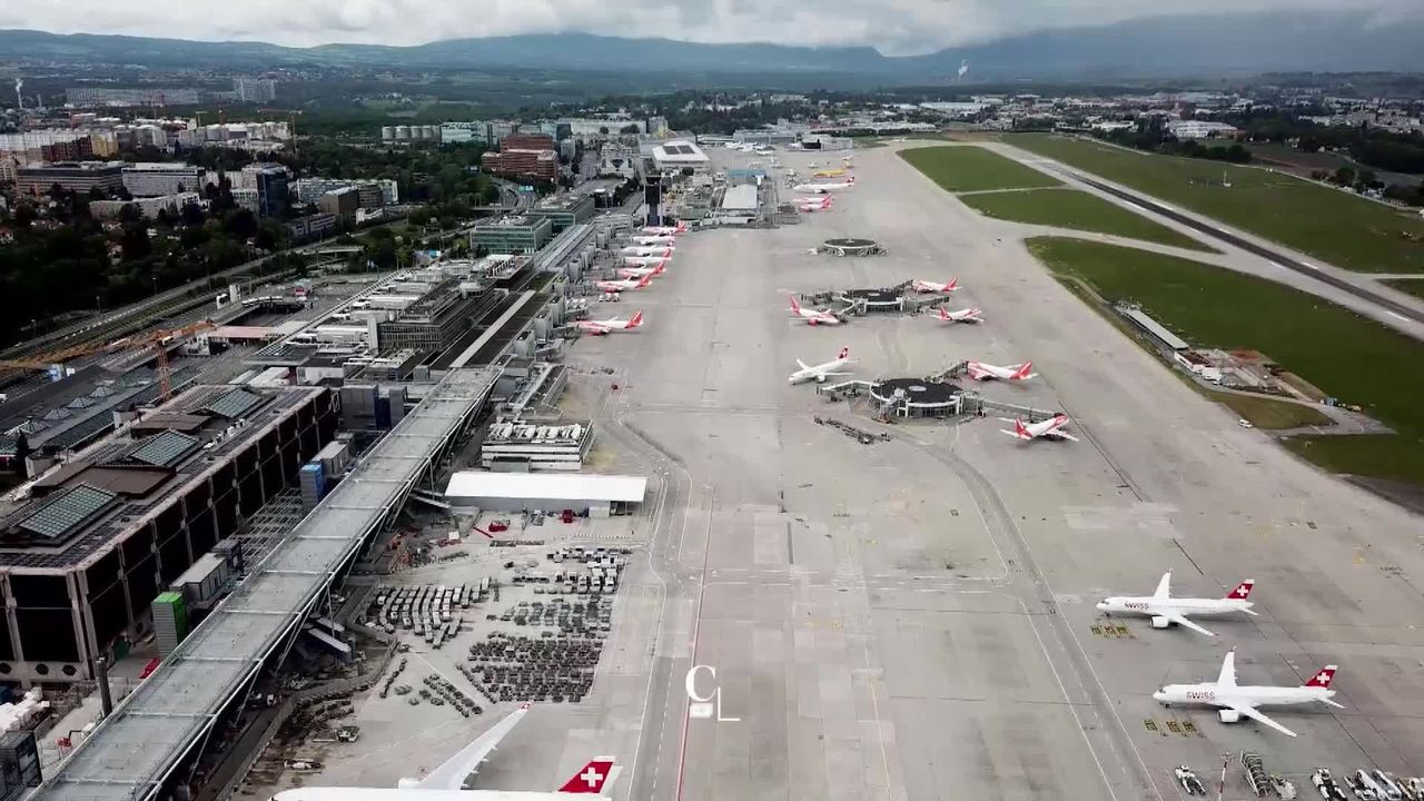 L'aéroport de Genève, quasi à l'arrêt depuis fin mars, vu du ciel [RTS]