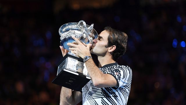 Roger Federer en 2017: le baiser du bonheur au Trophée Norman-Brooks de l'Open d'Australie. Quel retour après six mois d'arrêt! [Keystone]