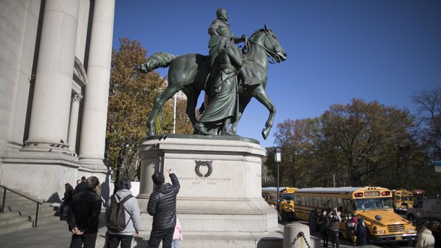 La statue de Théodore Roosevelt, à cheval et surplombant un Afro-américain et un Amérindien, est jugée raciste. [Mary Altaffe - AP/Keystone]