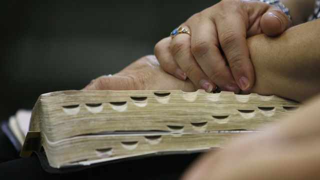 Un fidèle tient une Bible ouverte. [AP Photo/Nam Y. Huh - Keystone]