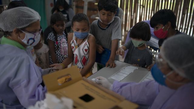 Des soignants font passer des tests de dépistage du Covid-19 à des enfants de la tribu indigène des Guarani, le 2 juillet 2020 au Brésil. [Maruo Pimentel - AFP]