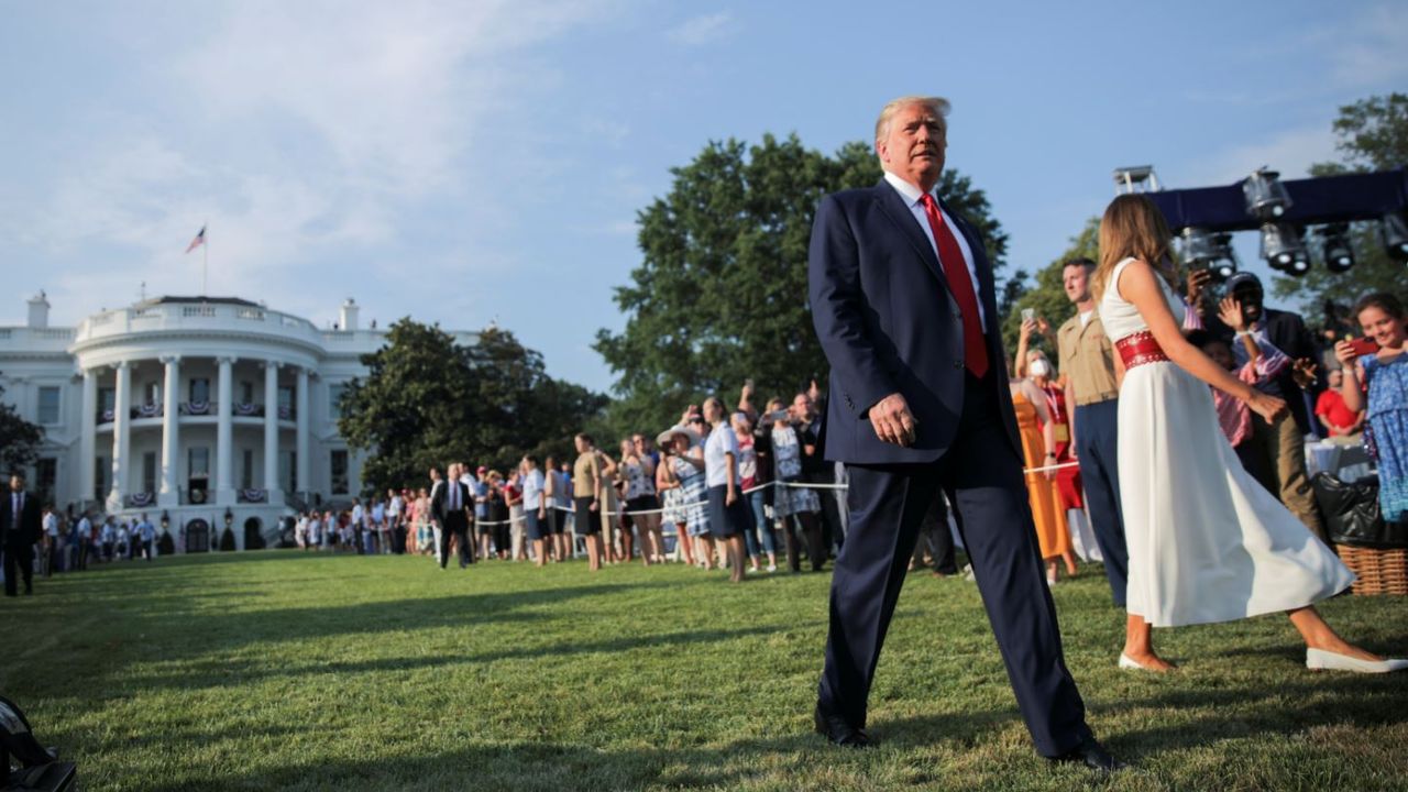Donald et Melania Trump arrivent sur la pelouse sud de la Maison Blanche pour célébrer l'Independence Day. Washington DC, le 4 juillet 2020. [Carlos Barria - Reuters]