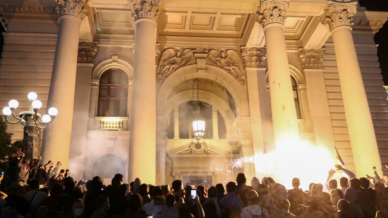 Des milliers de manifestants ont protesté mardi devant le Parlement à Belgrade après l'annonce d'un nouveau couvre-feu ce week-end en raison d'un rebond de la pandémie. [Marko Djurica - Reuters]
