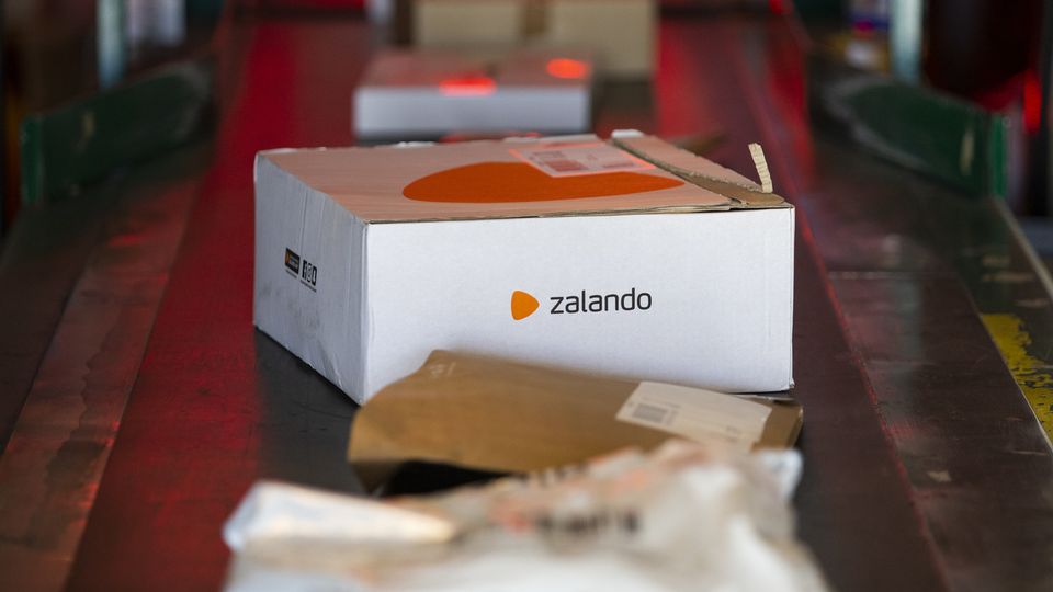 Zalando, Digitec et Amazon sont dans le top 3 du e-commerce suisse. [Peter Klaunzer - Keystone]