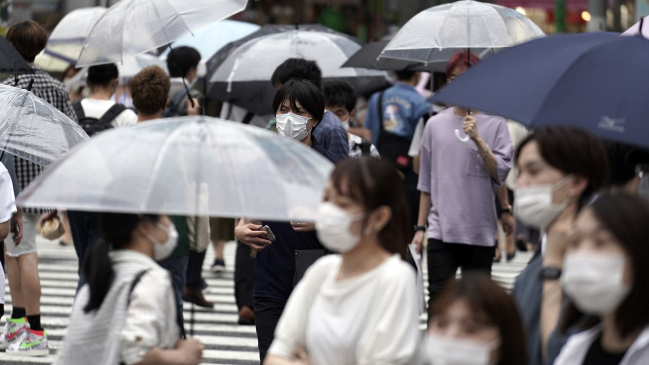 Les autorités japonaises ont annoncé ce jeudi avoir enregistré 220 nouvelles contaminations au Covid-19 à Tokyo, un record. [Eugene Hoshiko - AP Photo/Keystone]