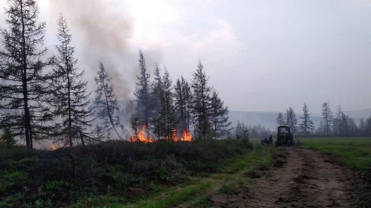 Les incendies se poursuivent en Sibérie, où les températures estivales atteignent des records. [Russia press service - Keystone/EPA]
