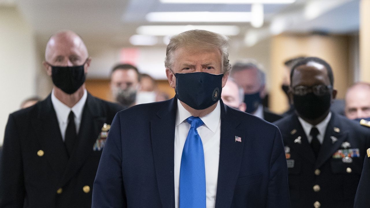 Donald Trump a porté un masque en public pour la première fois. [Chris Kleponis - Keystone/EPA]