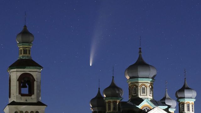 La comète Neowise vue depuis la ville de Turets en Biélorussie, tôt mardi 14.07.2020. [Sergei Grits - AP/Keystone]