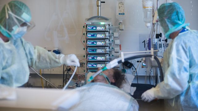 Un patient atteint du coronavirus à l'Hôpital cantonal du Tessin le 11 mars 2020.
Ti-Press/Alessandro Crinari
KEYSTONE [Ti-Press/Alessandro Crinari - Keystone]