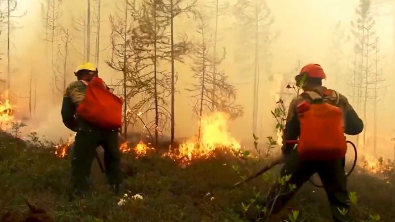 Les pompiers combattent le feu en Iakoutie, 02.07.2020. [RU-RTR Russian Television - AP/Keystone]
