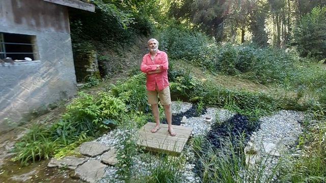 Denis Schneuwly dans son jardin. [Lucile Solari - RTS]