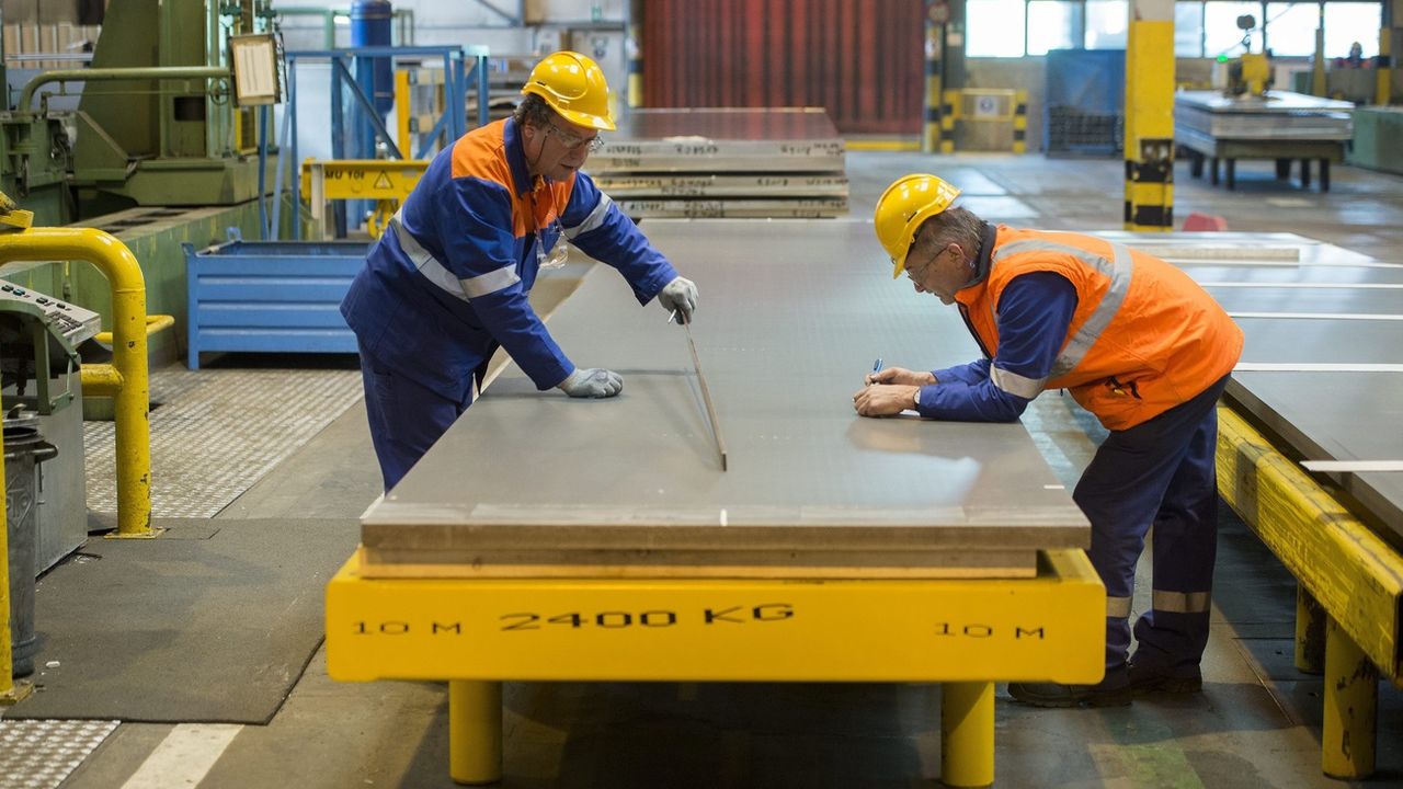 Des ouvriers travaillent dans l'usine d'aluminium Constellium à Sierre. [Jean-Christophe Bott - Keystone]