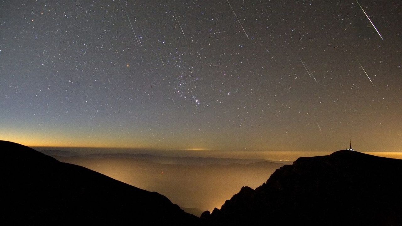 La pluie d'étoiles filantes des Perséides observée en 2017 depuis le mont Omu, dans les Carpates roumaines [Alex Tudorica - AFP/Leemage]
