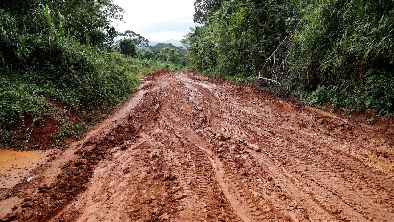Une route boueuse photographiée dans la province d'Ituri, en République démocratique du Congo (photo d'illustration). [Goran Tomasevic - Reuters]