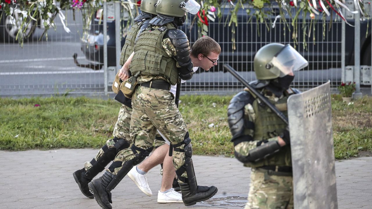 Les forces spéciales de l'armée biélorusse emmènent un manifestant à Minsk, 11.08.2020. [Tatyana Zenkovich - EPA/Keystone]