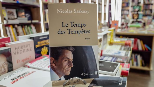 Le dernier livre de Nicolas Sarkozy, "Le Temps des Tempêtes" pourrait devenir les best-seller de l'été. [Christophe Petit Tesson - EPA]