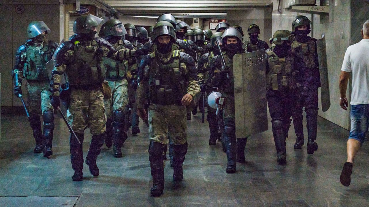 Un patrouille de police armée dans les couloirs du métro de Minsk, en Biélorussie, le 11 août 2020. [Celestino Arce - AFP]