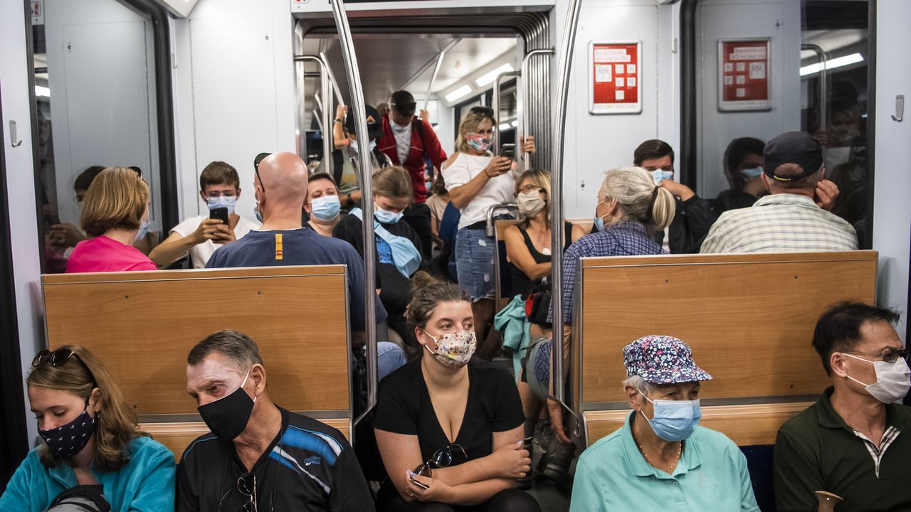 Les Suisses plébiscitent le port du masque dans les transports publics [Jean-Christophe Bott - Keystone]