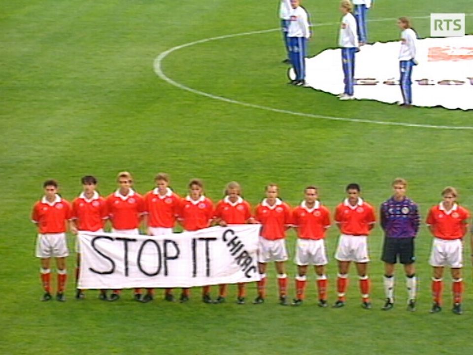 Les Suisses pendant l'hymne national le 6 septembre 1995. [RTS]