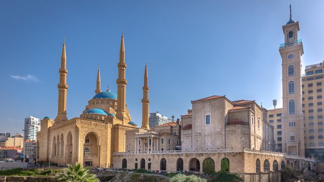 une mosquée côtoie une église à Beyrouth, Liban [Ispencer - Depositphotos]