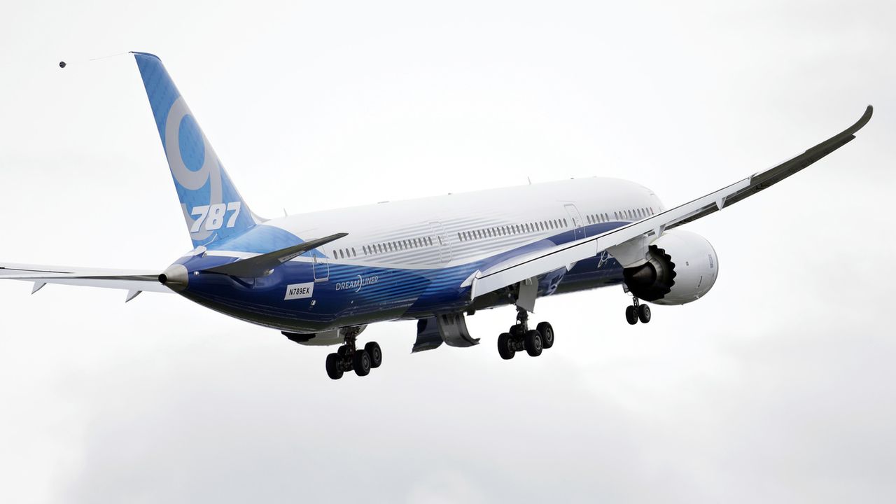 Boeing fait face à un nouveau revers avec l'identification de défauts de fabrication sur le 787 Dreamliner. [Elaine Thompson - AP Photo/keystone]