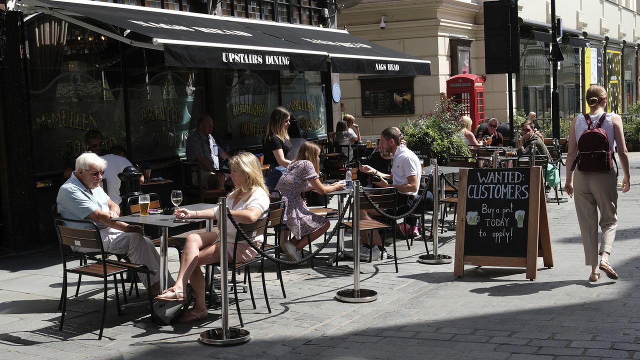 Les pubs, bars et restaurants fermeront plus tôt en Angleterre. [Alastair Grant - Keystone/AP]