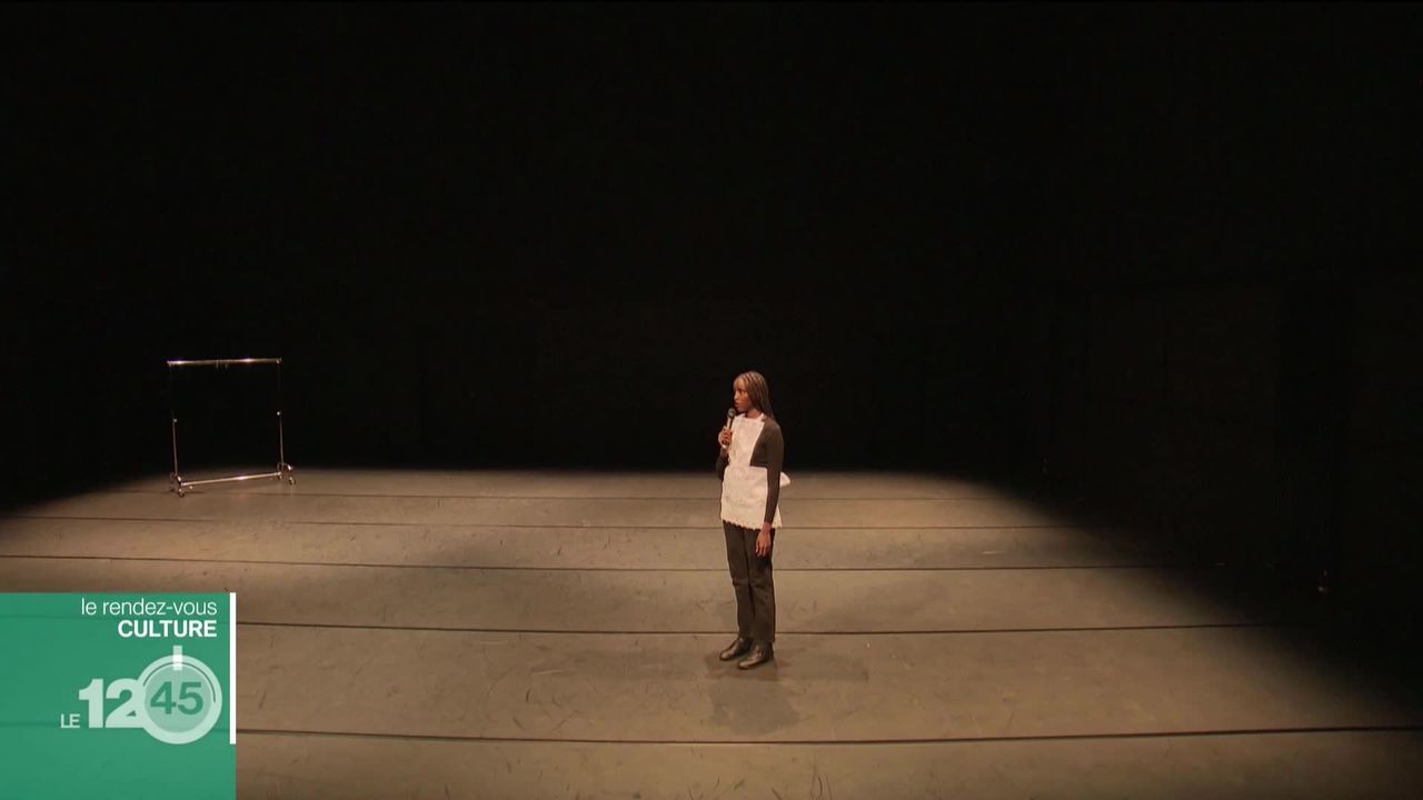La metteuse en scène, comédienne et performeuse genevoise Kayije Kagame présente son diptyque "sans grâce-avec grâce" au théâtre de l'arsenic à Lausanne. [RTS]