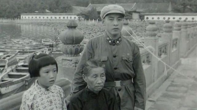 Une famille au bord du lac un dimanche à Pékin en 1966. [RTS]