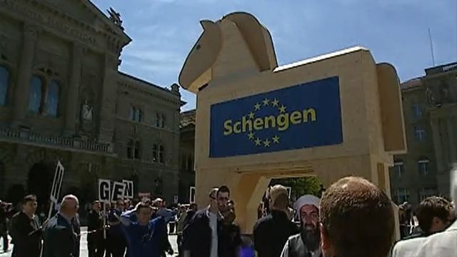 Les accords Schengen Dublin, cheval de Troie de l'UE en Suisse? [RTS]