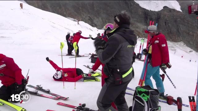 L’équipe suisse de ski vient de terminer un stage de deux semaines à Saas Fee. Premier slalom dans un mois [RTS]