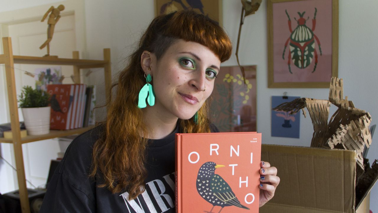 Lisa Voisard et son livre "Ornithorama". [Helvetiq]