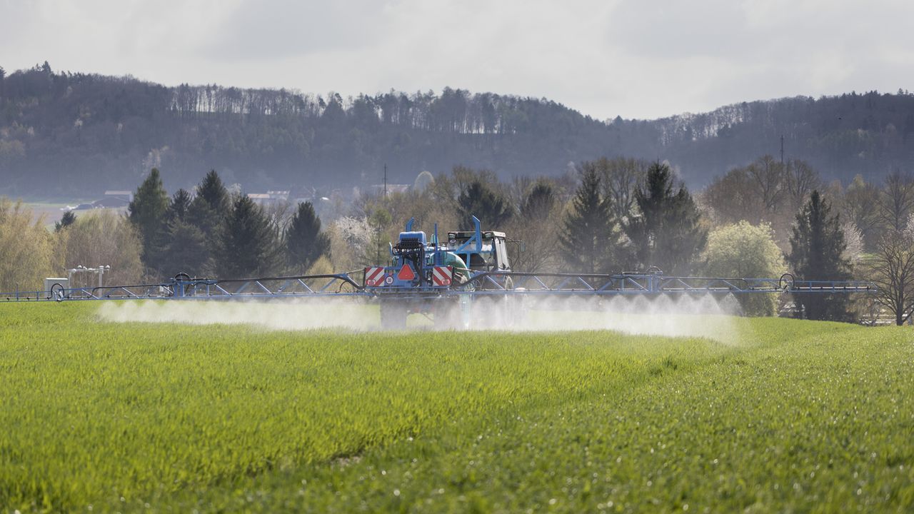 Deux pesticides seront bientôt interdits d'exportation. [Gaetan Bally - KEYSTONE]