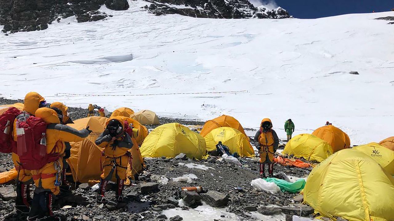 Marion Chaygneaud-Dupuy veut nettoyer l’Himalaya avec son projet "Clean everest". [Dawa Steven - Asian Trekking via AP/keystone]