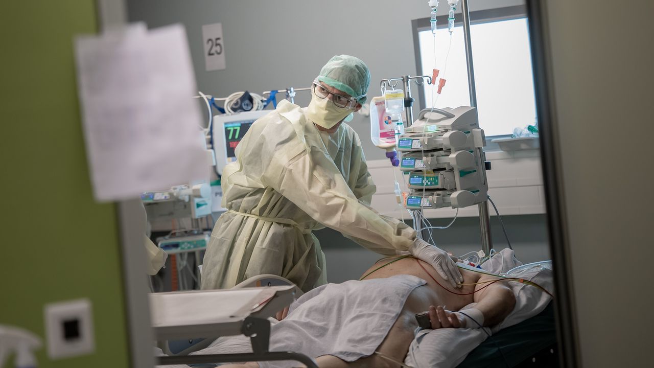 Un soignant s'occupe d'un patient intubé, le 2 avril 2020 dans un hôpital de Locarno. [Pablo Gianinazzi - Keystone]