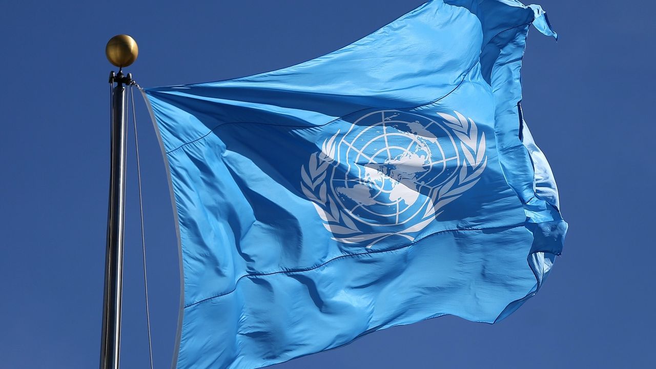 Le drapeau des Nations Unies à l'extérieur du siège de l'ONU à New-York. [Matt Campbell - EPA]