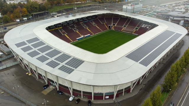 La centrale solaire des Services industriels de Genève déploie ses 3064 panneaux solaires sur une surface 5000 mètres carrés sur le toit du stade de Genève. 26 octobre 2020. [Salvatore Di Nolfi - Keystone]