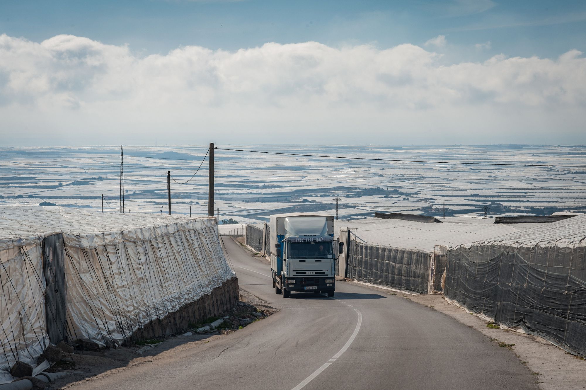 Un camion traverse ce que l'on appelle la "mer de plastique" constituée de dizaine de milliers de serres d exploitations agricoles qui s'étendent à perte de vue dans le sud-est de l'Espagne. El Ejido. 7 février 2019.