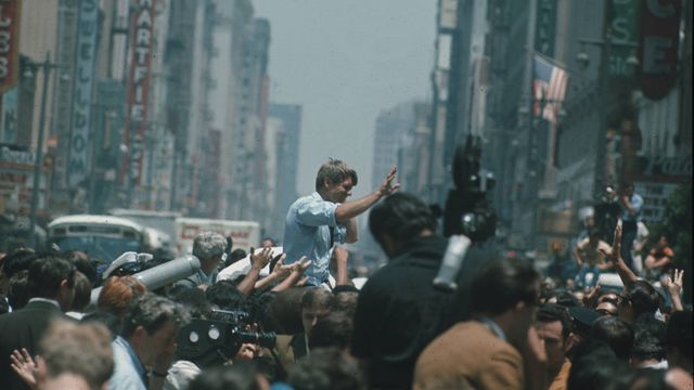 Bob Kennedy en campagne électorale en 1968. [Jean-Jacques Lagrange - RTS]