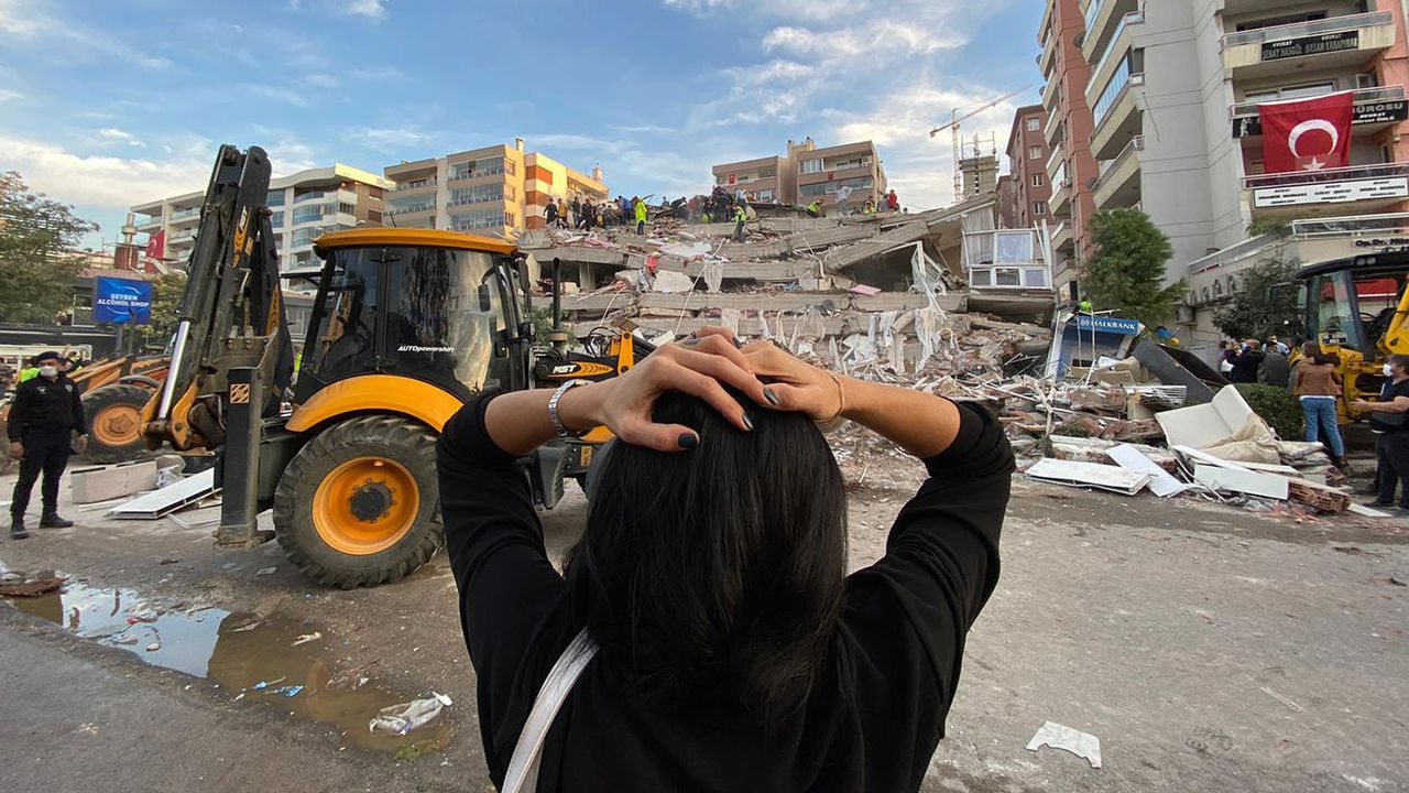 Le séisme a provoqué l'effondrement de plusieurs immeubles à Izmir et dans sa province. [Lokman Ilhan - Anadolu Agency/AFP]