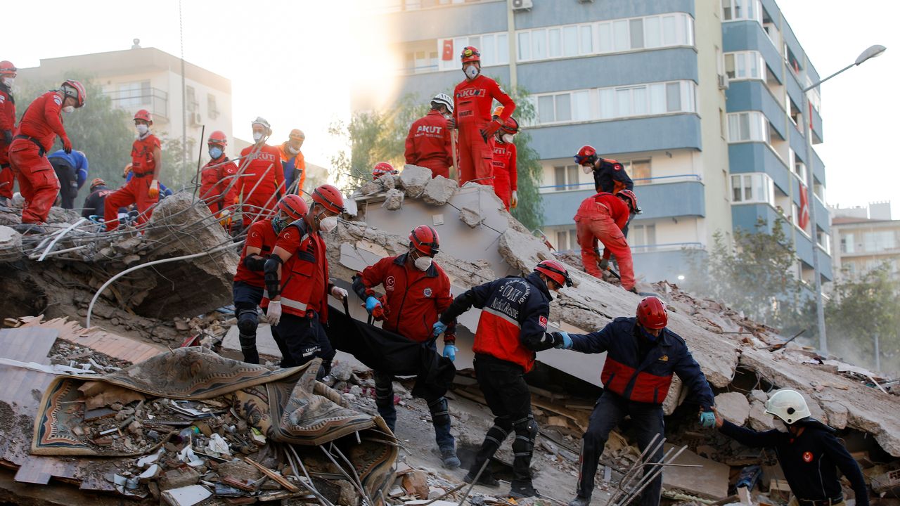 Des secouristes sortent un corps d'un immeuble détruit de la ville d'Izmir. [Reuters]