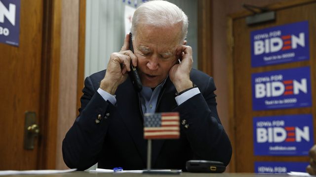 Joe Biden au téléphone. [Patrick Semansky/AP - Keystone]