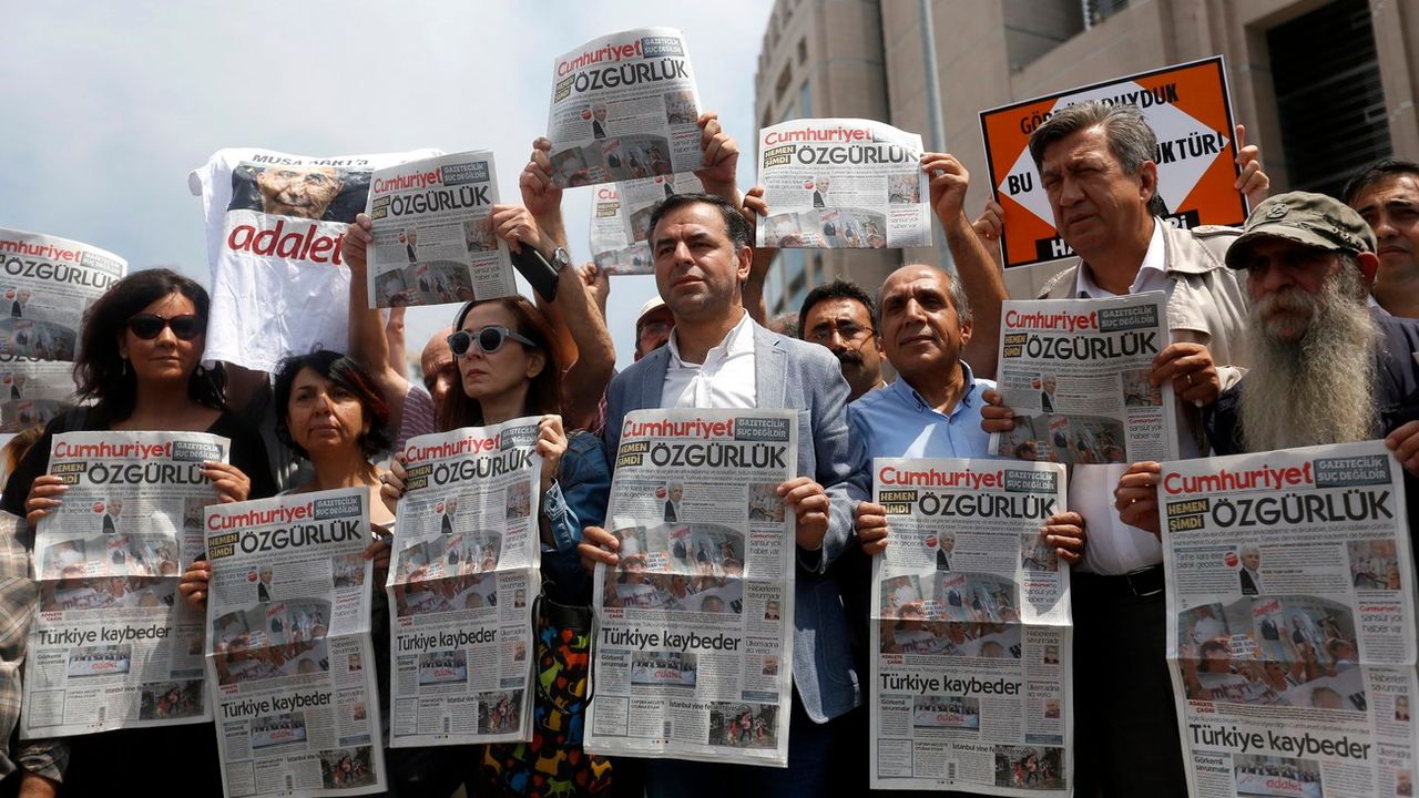 Manifestation de soutien aux journalistes lors de leur procès à Istanbul en juillet 2017. [Erdem Sahin - EPA/Keystone]