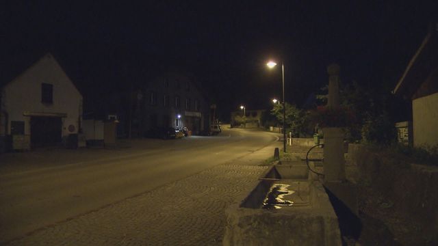 Une image d'une rue de Cernier de nuit avant l'extinction des éclairages publics. [RTS]