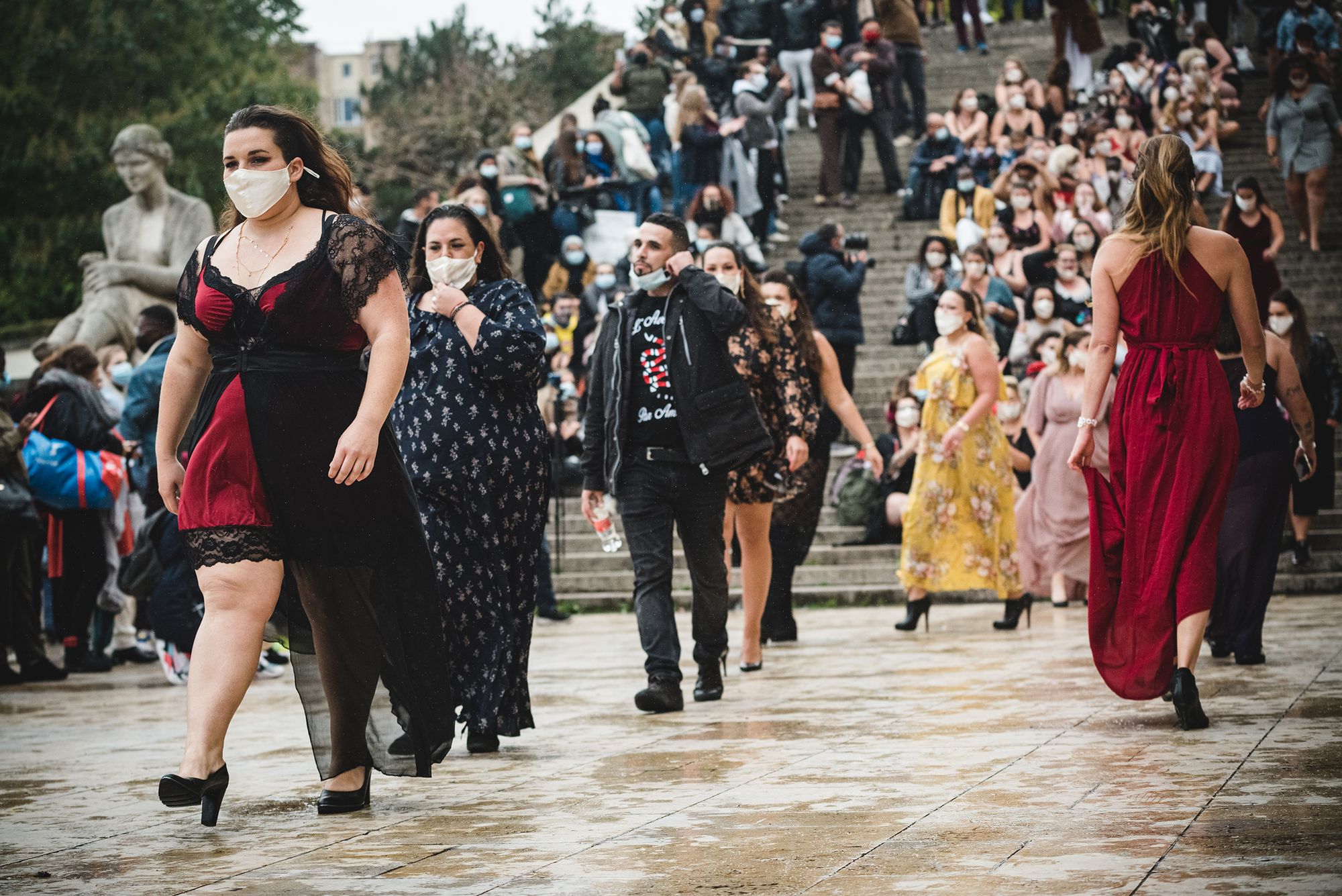 Un happening du collectif "The All Sizes Catwalk" sur l'esplanade du Trocadero à Paris le 27 septembre 2020.