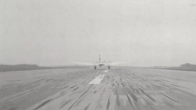 En 1958, la piste de l'aéroport de Cointrin doit être rallongée. [RTS]